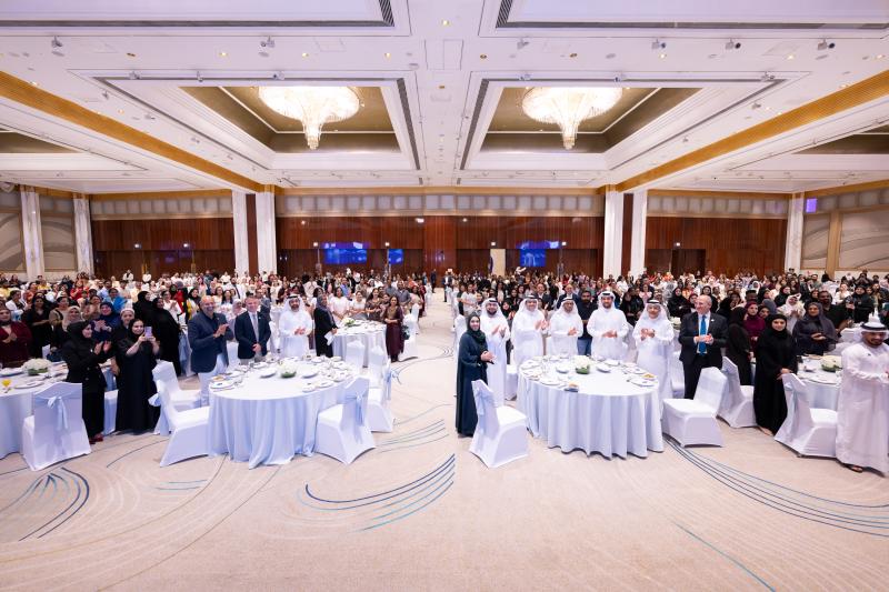 بمناسبة اليوم العالمي للتمريض ..."دبي الصحية" تحتفي بكوادرها التمريضية وتكرّم الفائزين بجائزة "ديزي العالمية" بحضور الفريق محمد المري الدكتور عامر شريف: خدمة الناس هدف مشترك يجمعنا في مسيرة التميز والارتقاء بجودة الحياة في دبي
