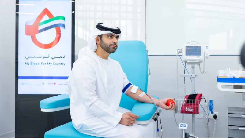منصور بن محمد يتبرع بالدم دعماً لحملة "دمي لوطني"
